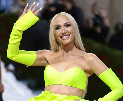 Gwen Stefani Did Her Makeup For The Met Gala 2022 Popsugar Beauty