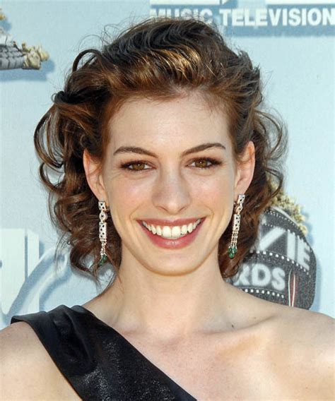 19 Anne Hathaway Hairstyles Hair Cuts And Colors