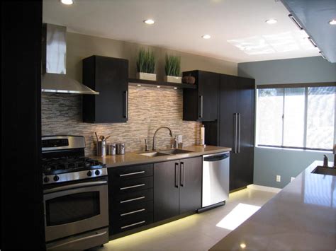 Tiffany and nate removed many of the existing upper cabinets to make a clean, open space with a single floating shelf. Key Interiors by Shinay: Mid-Century Modern Kitchen Ideas