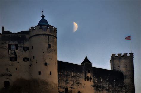 Mond über der Festung Hohensalzburg Foto & Bild | europe ...