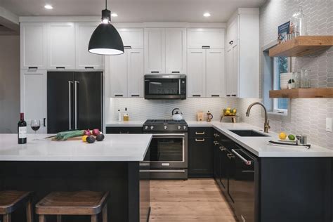 Unlike an ocean green, navy blue is a more striking color choice, allowing your cabinets to stand out against the other elements of your kitchen. Pictures of Kitchen Cabinets: Ideas & Inspiration From HGTV | HGTV | Kitchen cabinet inspiration ...