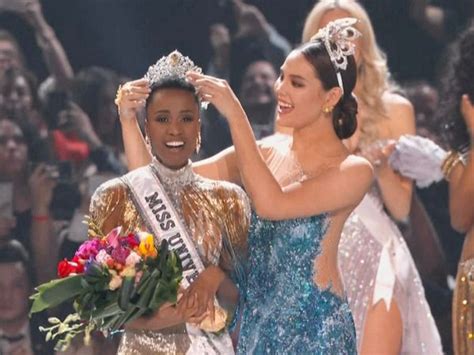 As part of the broadcast, we also featured miss universe malaysia shweta sekhon's national costume. Miss South Africa, Zozibini Tunzi corona como Miss ...