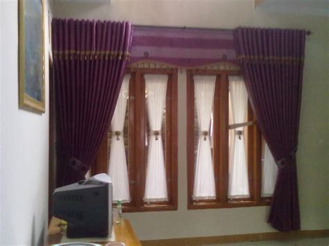 Gorden putih minimalis ini cocok dipasang dimana saja, termasuk pada pintu yang menuju arah teras seperti ini. GORDEN RUMAH MINIMALIS