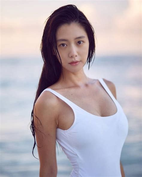 クララ、ハワイの海辺で水着姿を披露完璧すぎる“悩殺ボディ” Entertainment 韓流・韓国芸能ニュースはkstyle