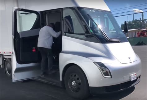 Youtuber Takes Us Inside The Cabin Of The Tesla Semi Video