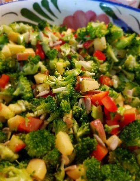 Brokkoli-Paprika- Apfel -Salat