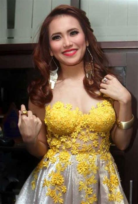 Foto Hot Ayu Ting Ting Pakai Baju Tipis Belahan Dada