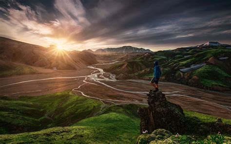 26 Extraordinary Photos That Captured People In Awe Of Nature