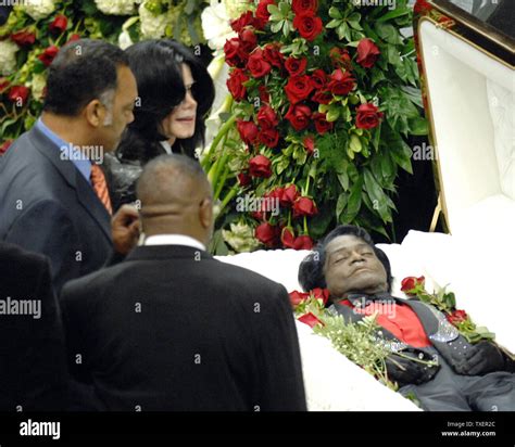Michael Jackson Funeral Service Hi Res Stock Photography And Images Alamy