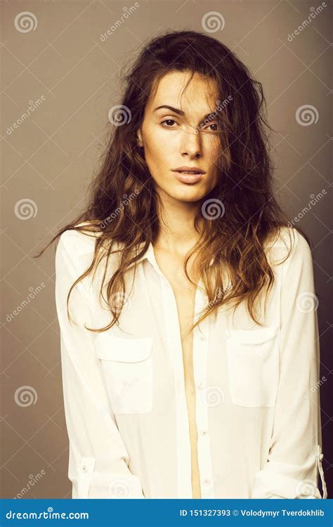 sexig ung kvinna i den vita skjortan fotografering för bildbyråer bild av framsida mode