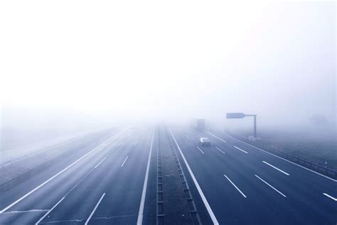 Ao Dirigir Sob Neblina Ou Cerração O Condutor Deve