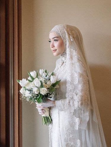 Hubungi kami untuk jasa rias pengantin di bandung 0812 2364 072. Tren Busana Pengantin Hijab Terbaru Menurut Desainer Ayu Dyah Andari