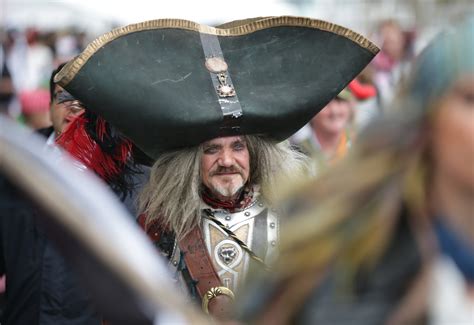 Penzance England Pirates Gather To Break World Record Pictures