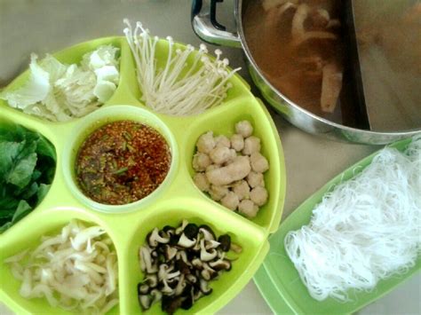 Biasanya kita menikmati steamboat di restoran, namun tidak ada salahnya. Dapur Wana: Steamboat