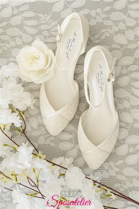 Le scarpe ti accompagnano letteralmente all'altare nel giorno del fatidico sì, la scelta quindi del modello è fondamentale quasi quanto quella dell'abito.serve la scarpa perfetta, bassa o con tacco, ma. Scarpe da sposa basse tacco 3,5 cm online collezione 2020 avorioSposatelier