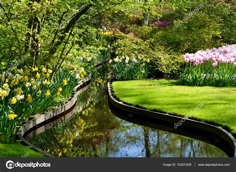 Netherlands (a country in northwestern europe). Paisagem fluvial colorida com flores no jardim holandês de ...