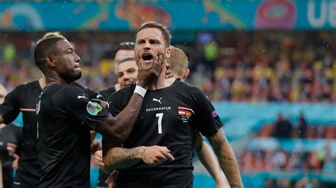Der österreichische stürmer marko arnautovic mit seinem provozierenden und möglicherweise. EM 2021: "Ich bin kein Rassist" - Österreich-Stürmer ...