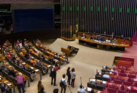 Los partidos políticos latinoamericanos bajo presión Diálogo Político