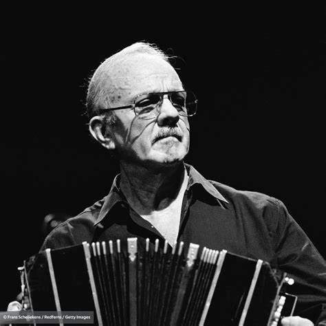 His works revolutionized the traditional tango into a new style termed nuevo tango. Astor Piazzolla - Télécharger et écouter les albums.