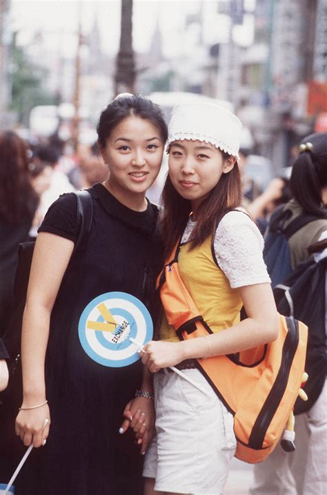 Anda bahkan tidak memerlukan aplikasi tambahan lainnya ketika ingin mengaksesnya, sebab cara yang saya bagikan ini sudah di lengkapi. 1990s South Korea Street Style: 18 Forgotten Trends All '90s Koreans Were Obsessed With ...