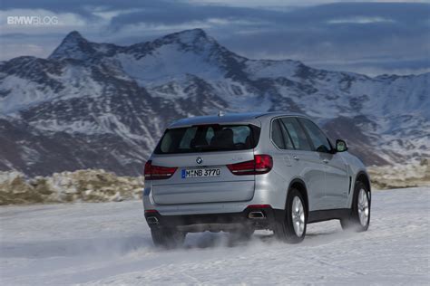Bmw x family plays in the snow
