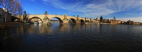 Nad pražským karlovým mostem měly v sobotu proletět na žádost kardinála dominika duky gripeny, mělo se tak oslavit výročí 300 let od blahořečení jana nepomuckého. Karlův most - předchůdcem Karlova mostu byl most Juditin
