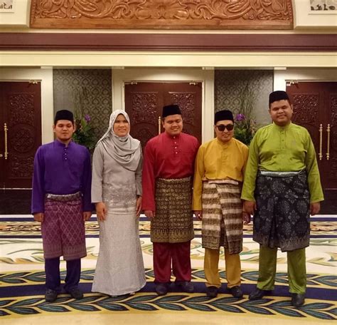 Hanya namamu ku puji ku sanjung di lafaz pertama suara azan fajar langkah kananku seperti dilindung andainya tersandung rebahku bersujud dan hanya namamu ku puji ku sanjung. Raja Permaisuri Agong Nyanyi Bersama Caliph Buskers