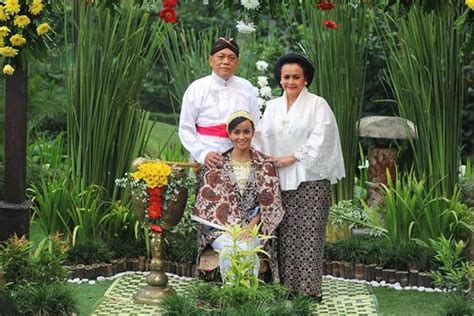 Memakai pakaian tradisional khas jawa, kedua mempelai dipertemukan. Pakaian Orang Tua Pengantin Adat Jawa : Utyyness - Istilah ...