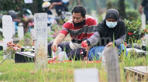 Semua bacaan dalam upacara tahlilan memiliki orinetasi hablum minallah. Doa Ziarah Kubur, Bacaan Latin, Terjemahan dan Tata Cara ...