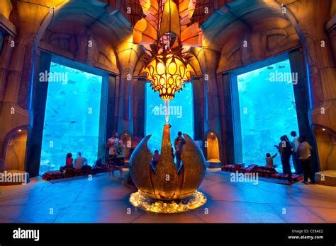 Dubai Aquarium Im Atlantis The Palm Resort In Dubai Stockfoto Bild