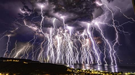 Incredible Time Lapse Captures Over 100 Lightning Strikes In Turkiye