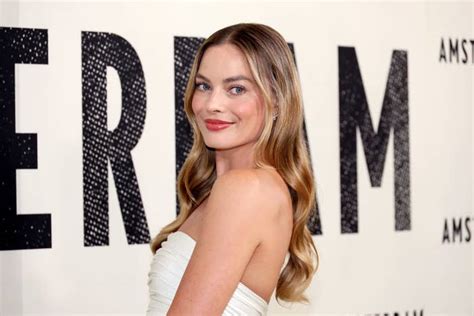 Margot Robbie Denied Crying Outside Cara Delevingnes House