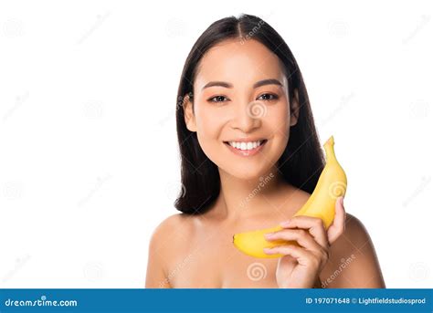 Sorridente Asi Tica Pelada Com Banana Isolada Em Branco Foto De Stock