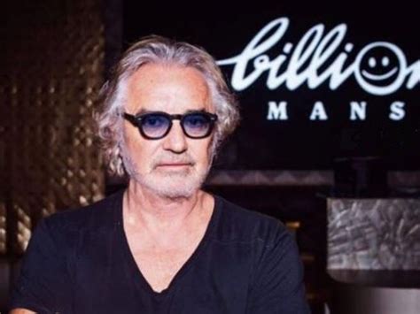 Intanto che ero qui, ho fatto il tampone e ancora non so se sono positivo. Coronavirus, focolaio sardegna: Briatore ricoverato a ...