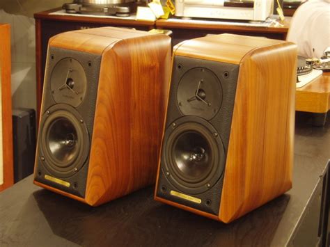 Italian manufacturer of hi end handcrafted speakers for over 35 years. Signum SONUS FABER - HiFi-Do McIntosh/JBL/audio-technica ...