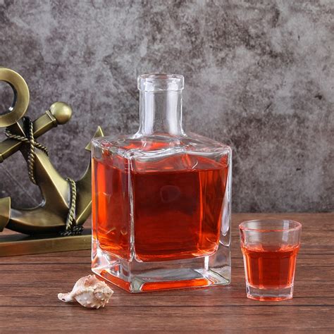 【lead free crystal】 whiskey decanter are made from transparent and lustrous glass, luxury, gorgeous and exquisite, sparkle beautifully in the light. Hot Stamping 500ml crystal cork Ordinary square glass ...