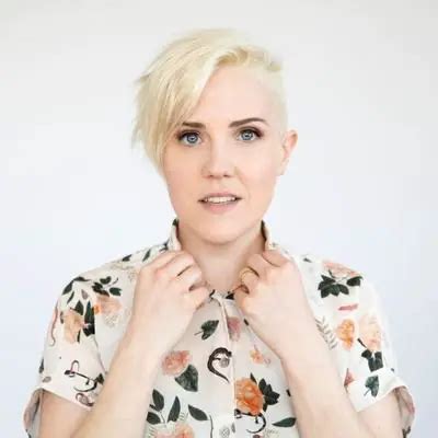 Hannah Hart Bio Age Dad Dating Net Worth Youtube Food Network And