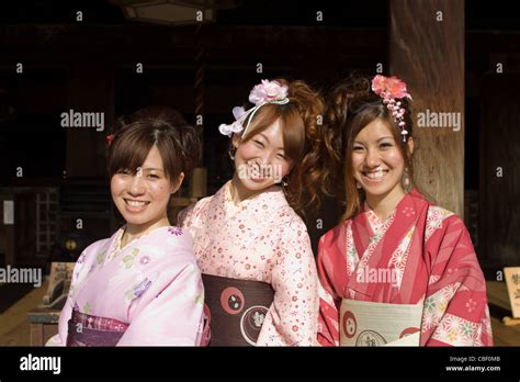 Trois Jeunes Filles Japonaises En Costume Traditionnel Kyoto Japon Photo Stock Alamy