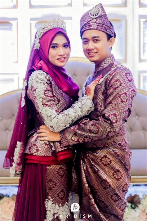 Lihat ide lainnya tentang baju pengantin, pengantin, gaun pengantin. Baju Pengantin Warna Maroon Gold