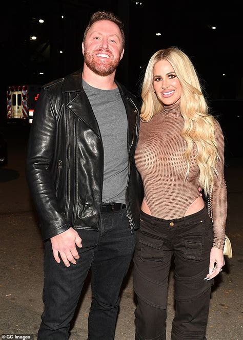 Kim Zolciak S Husband Kroy Biermann Vacuums In His Underwear After