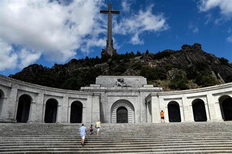 İspanyada Diktatör Franconun Naaşı Anıt Mezardan çıkarılarak Aile