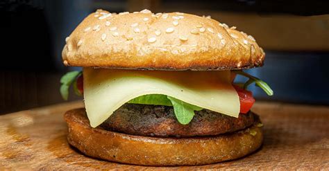 Pbs revealed that americans eat nearly 50 billion burgers a year. Tag des Burgers - National Burger Day Großbritannien - 27 ...
