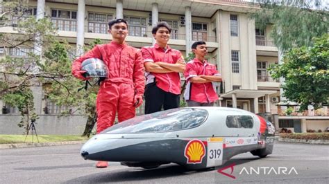 Tim Semar Universitas Gadjah Mada Ugm Berpose Dengan Mobil Semar