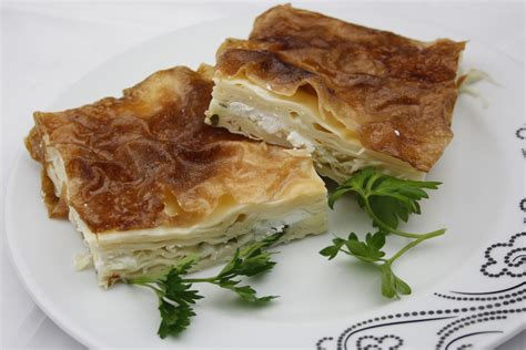 Yumurtaları ve tuzu havuza koyup parmak uçlarınızla. Su Böreği - Bafra Kaymaklı Lokum