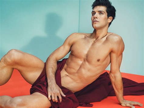 Il ballerino roberto bolle ha condiviso sul proprio profilo ufficiale instagram una foto che lo ritrae insieme al cantautore marco mengoni. Roberto Bolle: fidanzato, età, altezza, peso, famiglia del ...