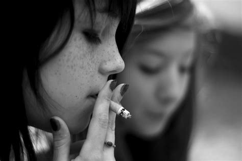 Download Looser Cigarette Smoke Woman Artistic Hd Wallpaper