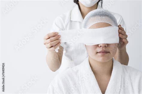 Women Bandaged Eyes 스톡 사진 로열티프리 이미지 이미지 76409426