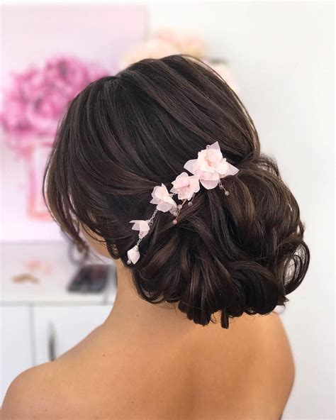 Alison brie's style, when worn down, barely brushes her shoulders, proving how a little styling can go a long way. 52 Pretty Updo Perfect for Long Hair - That You Can Do on Yourself! | Long hair styles, Hair ...