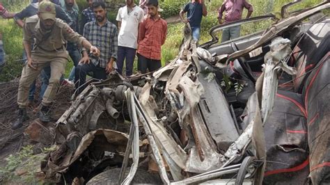 7 dead in jandk as car falls into gorge latest news india hindustan times