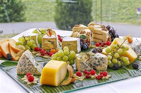 Mangiare in piedi con coltello e forchetta non è il massimo del comfort. Cena in piedi - Consigli pratici